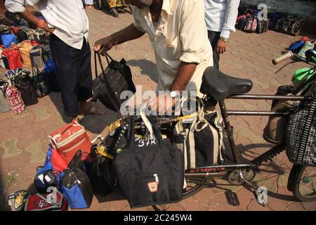 Dabbawala Lieferung von Heißnahrungsmittelboxen am Churchgate Railway Station in Mumbai (Bombay), Indien. Ein sehr effizienter traditioneller Lieferservice Stockfoto