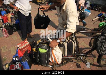 Dabbawala Lieferung von Heißnahrungsmittelboxen am Churchgate Railway Station in Mumbai (Bombay), Indien. Ein sehr effizienter traditioneller Lieferservice Stockfoto