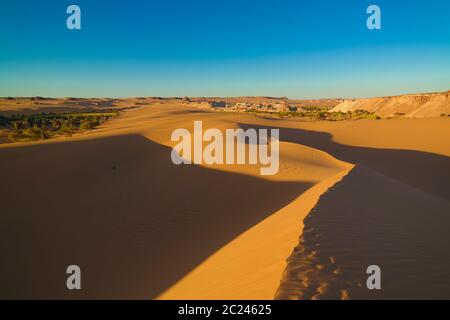 Panoramablick auf Daleyala und Boukkou See Gruppe von Ounianga Serir Seen in der Ennedi, Tschad Stockfoto