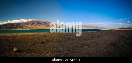 Panoramablick auf Orto-Tokoy Reservoir an Chu Fluss in Naryn, Kirgisistan Stockfoto