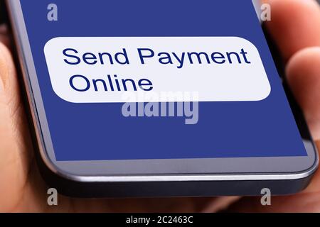 Person mit Handy für Online Zahlung Stockfoto