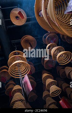 Traditionelle Räucherstäbchen Spulen innerhalb der chinesischen a-ma buddhistischen Tempel in Macau China Stockfoto