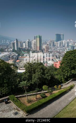 Städtischen Skyline Blick von Guia Festung mit Turm Bausteine im Zentrum von Macau city China Stockfoto