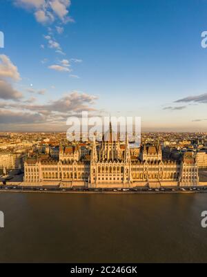 Luftdrohne Ansicht der ungarischen Parlament Fassade durch donau in Budapest Sonnenuntergang Stunde Stockfoto