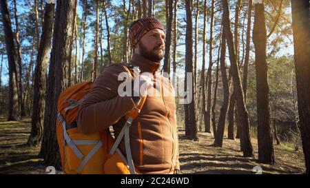 Aktive männlich sportlich Kerl Portrait Wandern im Freien. Junger Tourist mit Bart und Verband, mit einem Bac-Tuch auf dem Kopf Stockfoto