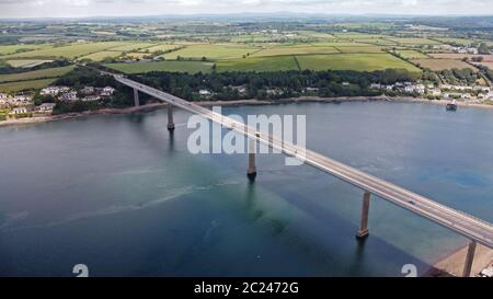 Luftaufnahme der Cleddau Bridge über die Cleddau Estuary, Pembrock Dock, Pembrokesire Wales, Großbritannien Stockfoto