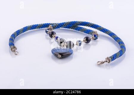 Handgefertigte designer Halsband in blau Tönen von Perlen und Steine Stockfoto