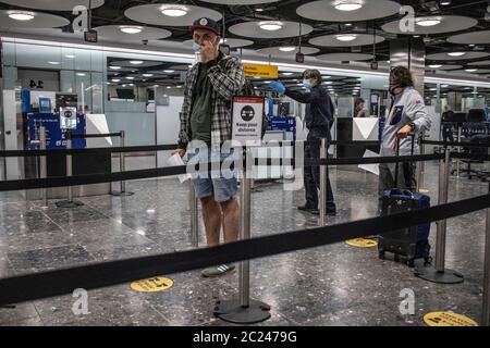 Reisende, die im Heathrow Terminal 5 während der 41-tägigen Quarantänepolitik ankommen, um zu versuchen, die Coronavirus Covid 19 Pandemie durch Passagiere zu kontrollieren. Stockfoto