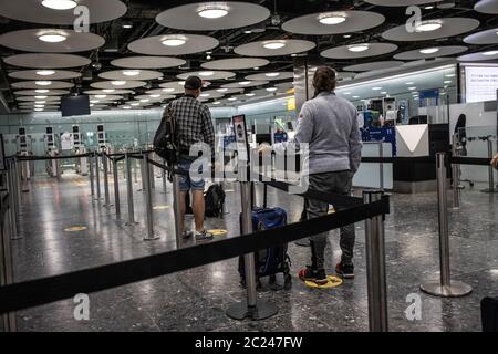 Reisende, die im Heathrow Terminal 5 während der 41-tägigen Quarantänepolitik ankommen, um zu versuchen, die Coronavirus Covid 19 Pandemie durch Passagiere zu kontrollieren. Stockfoto