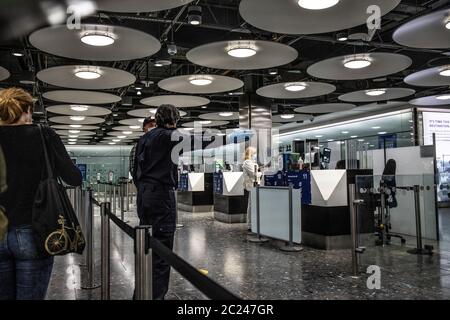 Reisende, die im Heathrow Terminal 5 während der 41-tägigen Quarantänepolitik ankommen, um zu versuchen, die Coronavirus Covid 19 Pandemie durch Passagiere zu kontrollieren. Stockfoto