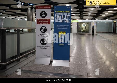 Reisende, die im Heathrow Terminal 5 während der 41-tägigen Quarantänepolitik ankommen, um zu versuchen, die Coronavirus Covid 19 Pandemie durch Passagiere zu kontrollieren. Stockfoto