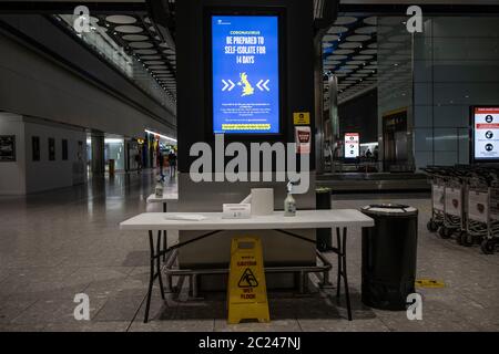 Reisende, die im Heathrow Terminal 5 während der 41-tägigen Quarantänepolitik ankommen, um zu versuchen, die Coronavirus Covid 19 Pandemie durch Passagiere zu kontrollieren. Stockfoto