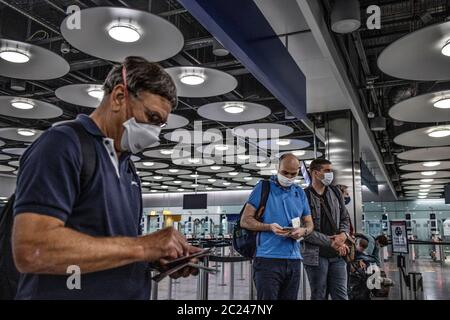 Reisende, die im Heathrow Terminal 5 während der 41-tägigen Quarantänepolitik ankommen, um zu versuchen, die Coronavirus Covid 19 Pandemie durch Passagiere zu kontrollieren. Stockfoto