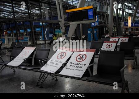 Reisende, die im Heathrow Terminal 5 während der 41-tägigen Quarantänepolitik ankommen, um zu versuchen, die Coronavirus Covid 19 Pandemie durch Passagiere zu kontrollieren. Stockfoto