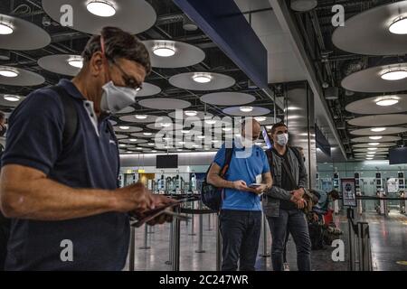 Reisende, die im Heathrow Terminal 5 während der 41-tägigen Quarantänepolitik ankommen, um zu versuchen, die Coronavirus Covid 19 Pandemie durch Passagiere zu kontrollieren. Stockfoto