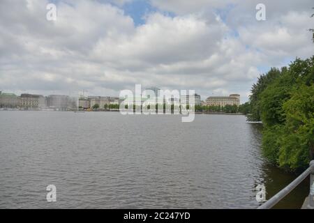 HUMBERG, DEUTSCHLAND- 11 Juni 2018 , Alsterwiese Schwanenwik Pack und guter Ort in Deutschland beliebt Stockfoto