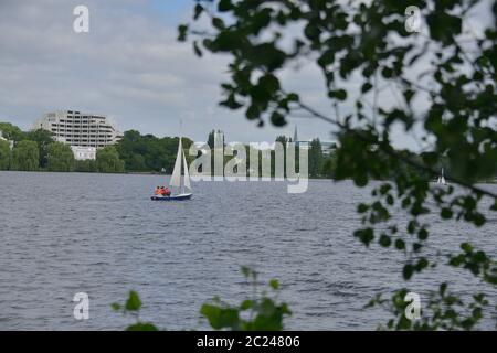 HUMBERG, DEUTSCHLAND- 11 Juni 2018 , Alsterwiese Schwanenwik Pack und guter Ort in Deutschland beliebt Stockfoto