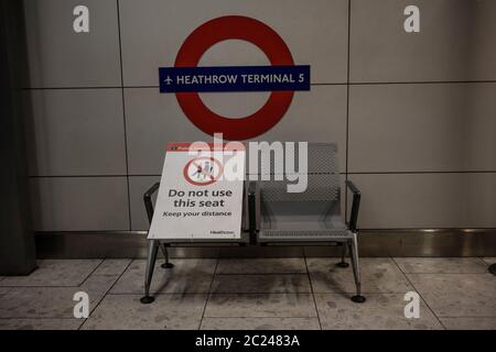 Reisende, die im Heathrow Terminal 5 während der 41-tägigen Quarantänepolitik ankommen, um zu versuchen, die Coronavirus Covid 19 Pandemie durch Passagiere zu kontrollieren. Stockfoto