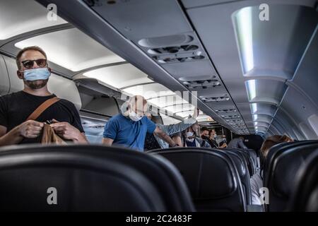 Reisende, die im Heathrow Terminal 5 während der 41-tägigen Quarantänepolitik ankommen, um zu versuchen, die Coronavirus Covid 19 Pandemie durch Passagiere zu kontrollieren. Stockfoto