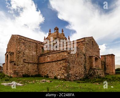 Außenansicht der Iglesia de Santa Isabel de Pucara, Puno, Peru Stockfoto