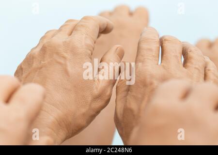Die Ausstellung Mensch und Silikon Frauen Prothese Hände, Medizin rosa Implantate für Person Stockfoto
