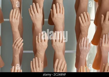 Die Ausstellung Mensch und Silikon Frauen Prothese Hände, Medizin rosa Implantate für Person Stockfoto