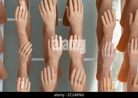 Die Ausstellung Mensch und Silikon Frauen Prothese Hände, Medizin rosa Implantate für Person Stockfoto