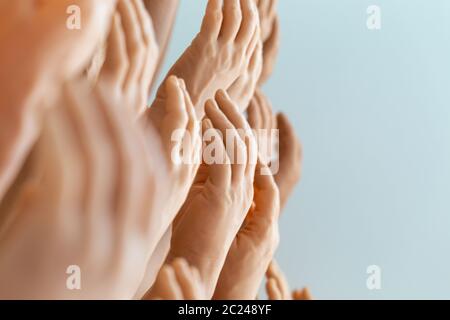 Die Ausstellung Mensch und Silikon Frauen Prothese Hände, Medizin rosa Implantate für Person Stockfoto