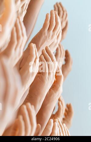 Die Ausstellung Mensch und Silikon Frauen Prothese Hände, Medizin rosa Implantate für Person Stockfoto