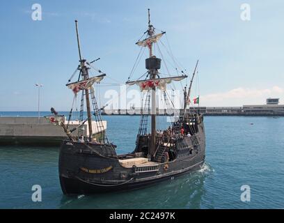 Das nachgebaute segelschiff santa maria verlässt den hafen von funchal für eine Kreuzfahrt um madeira Stockfoto