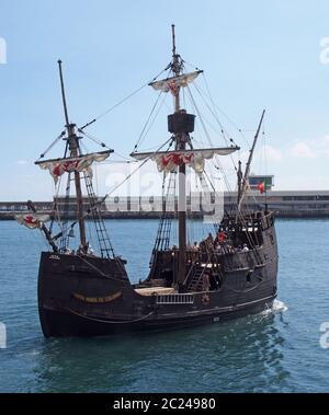 Das nachgebaute segelschiff santa maria verlässt den hafen von funchal für eine Kreuzfahrt um madeira Stockfoto