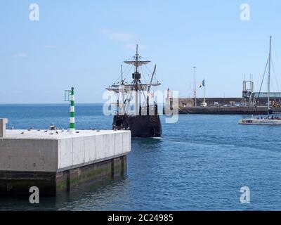 Das nachgebaute segelschiff santa maria verlässt den hafen von funchal für eine Kreuzfahrt um madeira Stockfoto