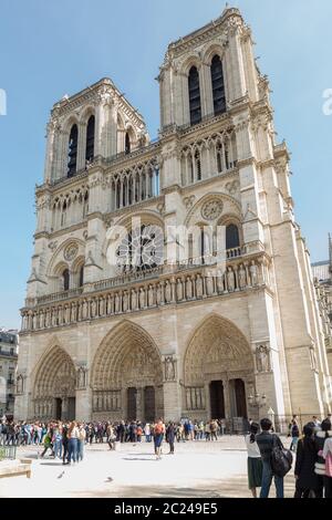 Paris, Frankreich, 27. März 2017: Die westliche Fassade der katholischen Kathedrale Notre-Dame de Paris. Erbaut in französischer gotischer Architektur Stockfoto