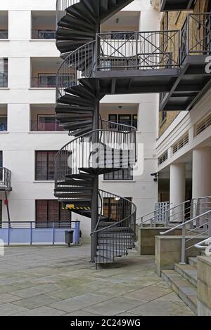 Outdoor Spindeltreppe aus Stahl Notausgang Sicherheit Stockfoto
