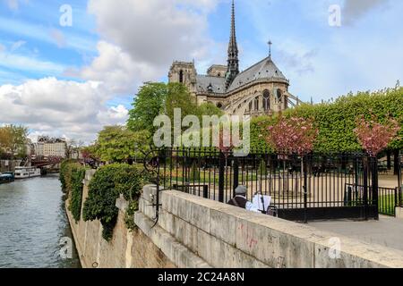 Paris, Frankreich, 1. April 2017: Apsis Notre-Dame de Paris und La fontaine de la Vierge vom Platz Jean-XXIII. Gebaut in Französisch G Stockfoto