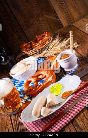 Weisswurst Brezeln und Bier zum Oktoberfest Stockfoto