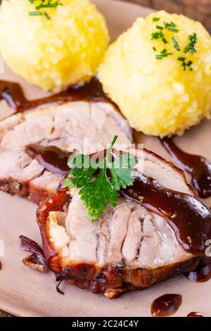 Bayerischer Schweinebraten mit Kartoffelklößen Stockfoto