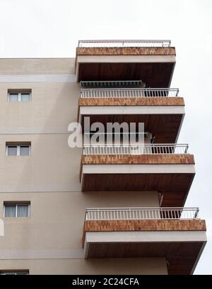 Moderne Hochhausapartments in Betongebäude mit großen Eckbalkons mit Geländern Stockfoto