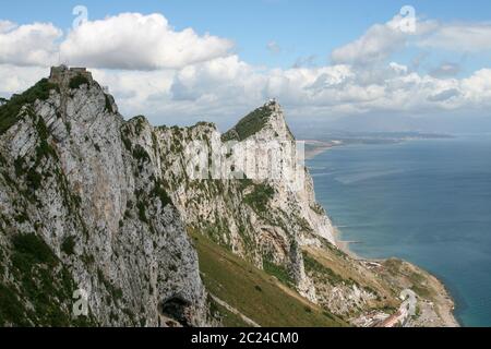 Blick auf steile Felswand mit Abgrund auf Gibraltar Stockfoto