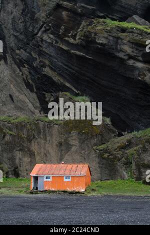 Schutz in der Hütte vor schwarzen Felsen Stockfoto