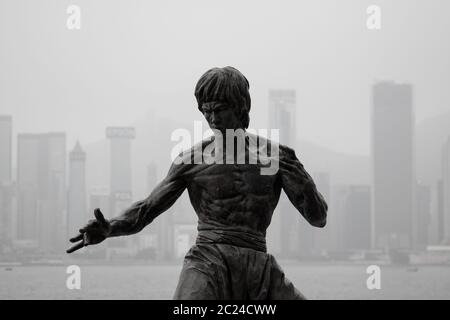 Figur einer Berühmtheit vor der Skyline Stockfoto