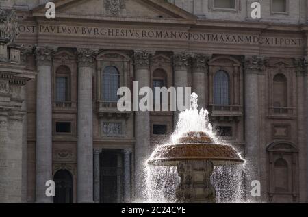 Wasser spritzt vor Wassersäulen mit Textraum vor den Säulen Stockfoto