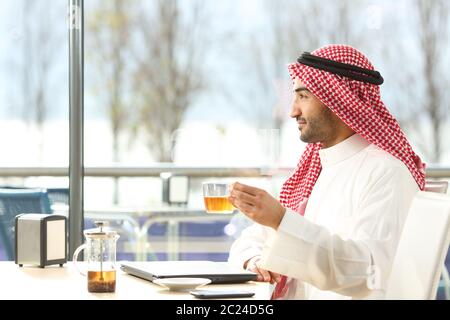 Seitenansicht Portrait von einem arabischen Mann genießen eine Tasse Kaffee in einem Café Stockfoto