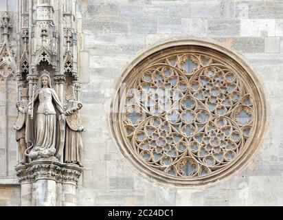 Runde gotisches Fenster an der Fassade der Kathedrale Der Stephansdom, Wien Stockfoto