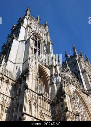 York Minster mit Türmen und blauer Himmel Stockfoto