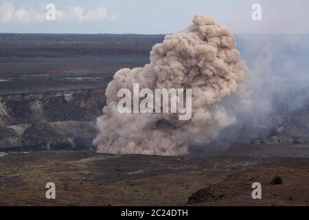 Rauchwolke aus dem Vulkankrater auf Big Island Hawaii Stockfoto