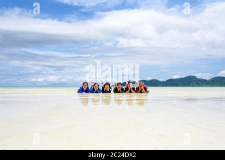 Glückliche Familie liegt zusammen am Strand, Thailand Stockfoto