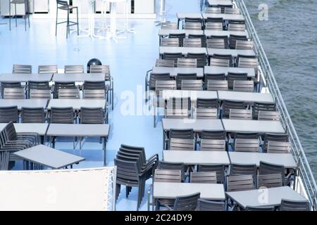 Der Blick von oben auf eine edle und gepflegte ein Fahrgastschiff mit Tischen und Stühlen Sonnendeck. Stockfoto