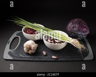 Zutaten zum Kochen Gemüse bietet typische Bohnen. Auf einem Schneidbrett. Stockfoto