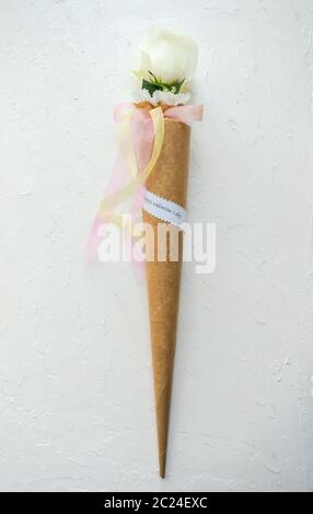 Hochzeitsstrauß mit weißen Rosen und Orchideen Stockfoto